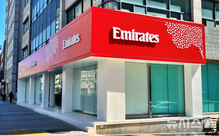 [부산=뉴시스] 원동화 기자 = 부산 중구의 한 빌딩 1층에 공사 중인 에미레이트항공 부산 GSA 지점. 현재 간판이 설치됐고, 내부는 아직 공사 중이다. 2026.04.07. dhwon@newsis.com 