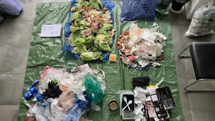 [광주=뉴시스] 광주환경운동연합이 지난 2일 광주 동구 동명동 내 쓰레기 봉투를 파봉한 모습. (사진=환경운동연합 제공) 2026.04.07. photo@newsis.com *재판매 및 DB 금지