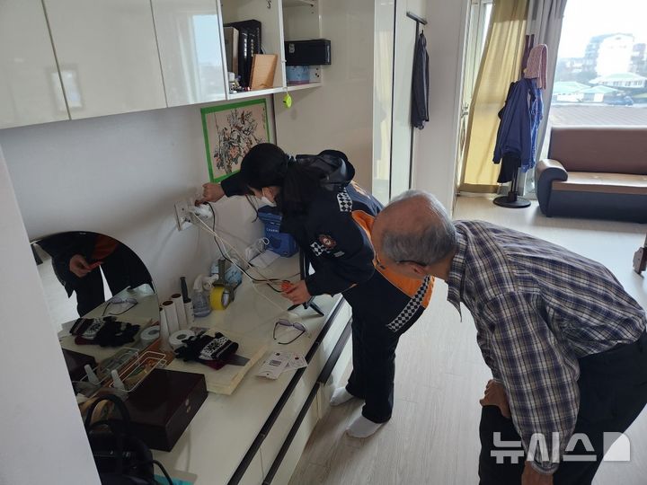 [제주=뉴시스] 제주소방안전본부 화재취약계층 지원 자료 사진. (사진=제주소방안전본부 제공) 2026.04.07. photo@newsis.com