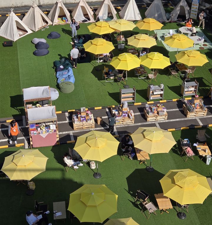 [창원=뉴시스] 경남 마산도서관 야외 도서관. (사진=경남교육청 제공) 2026.04.07. photo@newsis.com *재판매 및 DB 금지