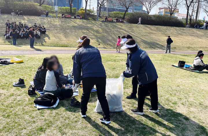 [서울=뉴시스] 롯데건설 경기광주역 롯데캐슬 시그니처 분양 관계자들이 지난 5일 식목일을 맞아 환경 정화 캠페인을 펼치고 있다. 2026.04.07. (사진=롯데건설 제공) photo@newsis.com *재판매 및 DB 금지