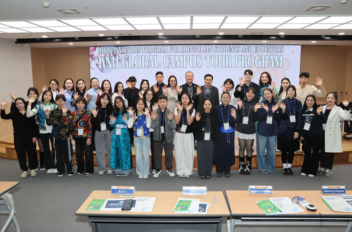 [공주=뉴시스] 국립공주대 'KNU 글로벌 캠퍼스 투어 프로그램' 참가자들 기념촬영. (사진=국립공주대 제공) 2026.04.07. photo@newsis.com *재판매 및 DB 금지