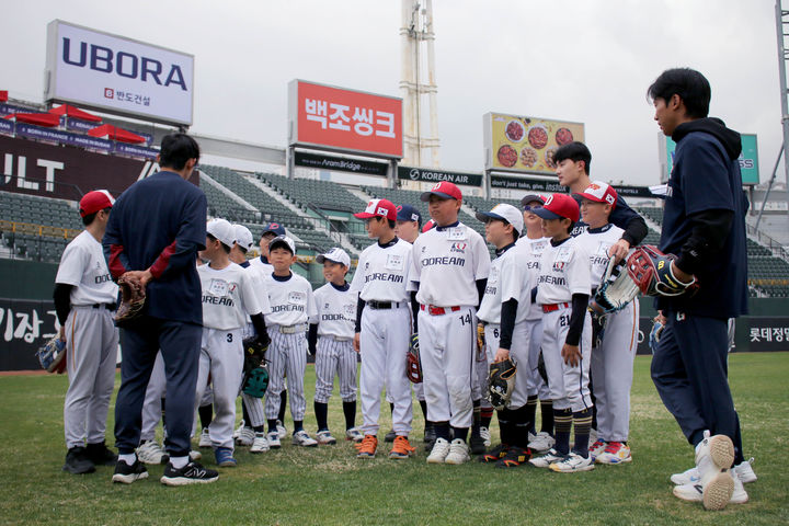 [서울=뉴시스] 프로야구 롯데 자이언츠 선수단이 6일 부산 사직구장에서 유소년 야구클리닉 '두드림' 프로그램을 진행하고 있다. (사진=한국프로야구선수협회 제공) 2026.04.07. *재판매 및 DB 금지