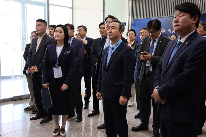 [서울=뉴시스] 임문영 국가인공지능전략위원회 상근부위원장과 지역특별위원회 위원들은 4월 7일 경남 창원 LG 스마트공장을 방문해, 스마트팩토리 운영 현황을 점검하고 다크팩토리로의 고도화 방안을 논의하고 있다. (사진=국가AI 전략위 제공) *재판매 및 DB 금지