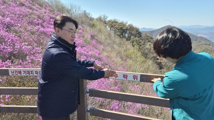 [밀양=뉴시스] 이정곤 부시장이 종남산 진달래 축제 준비 현장을 방문해 안전점검을 하고 있다. (사진= 밀양시 제공) 2026.04.07. photo@newsis.com *재판매 및 DB 금지