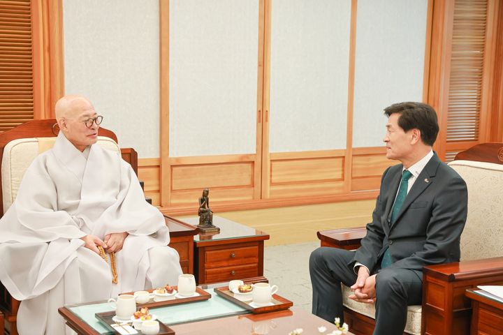 [밀양=뉴시스] 안병구 시장이 조계종을 방문해 사명대사 선양사업에 논의하고 있다. (사진= 밀양시 제공) 2026.04.07. photo@newsis.com *재판매 및 DB 금지