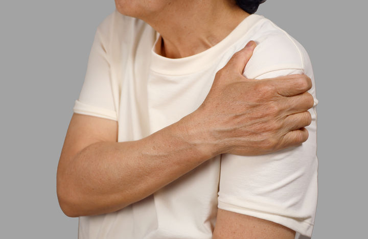 [서울=뉴시스] 지난 6일(현지시각) 미국 폭스뉴스는 간암이 발생할 경우 횡격막을 자극하여 오른쪽 어깨에 통증을 느낄 수 있다고 보도했다. (사진=유토이미지)