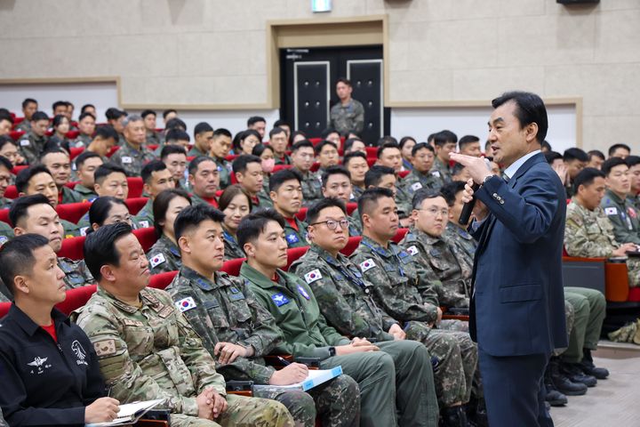 [서울=뉴시스] 안규백 국방부장관이 4월 7일 오전 강원도 원주에 위치한 공군 제8전투비행단을 방문해 공군 전 대대장을 대상으로 지휘역량 강화를 위한 특별강연을 실시하고 있다. (사진=국방부 제공) 2026.04.07. photo@newsis.com *재판매 및 DB 금지