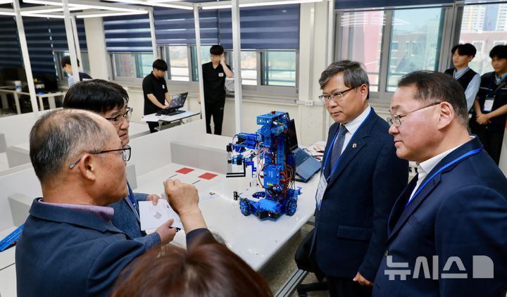 [전주=뉴시스]윤난슬 기자 = 전북특별자치도교육청은 유정기 교육감 권한대행이 7일 전주공업고등학교 경기장을 방문해 '2026년 전북특별자치도 기능경기대회' 참가 학생과 지도교사들을 만나 격려했다고 밝혔다. (사진=전북교육청 제공) 2026.04.07. photo@newsis.com 