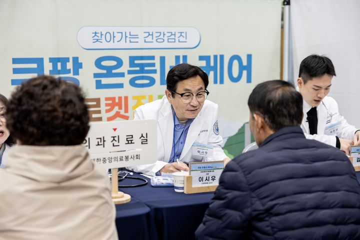 [서울=뉴시스] 전북 장수군 주민들이 찾아가는 건강검진 '쿠팡 온동네 케어' 의료서비스를 받는 모습. (사진=쿠팡 제공) *재판매 및 DB 금지