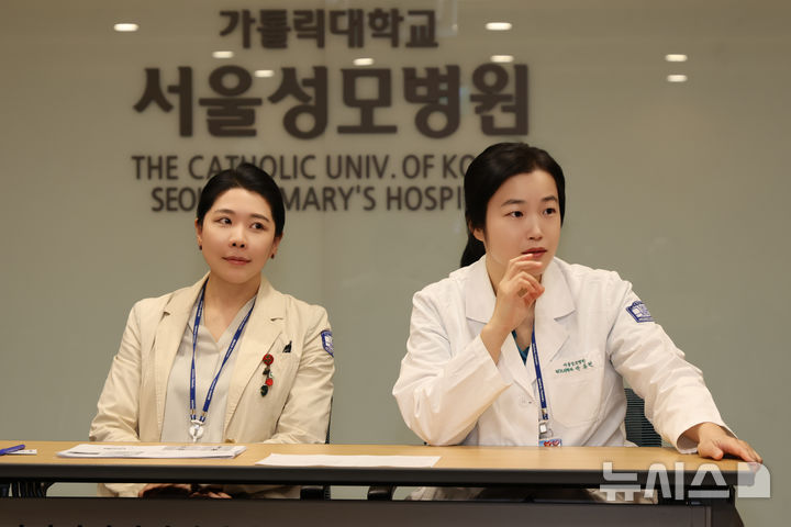 [서울=뉴시스] 신장암 건강클리닉 개소를 앞두고 신현영 서울성모병원 가정의학과 교수(왼쪽)와 박용현 서울성모병원 비뇨의학과 교수가 뉴시스와 인터뷰를 하고 있다. (사진= 서울성모병원 제공) 