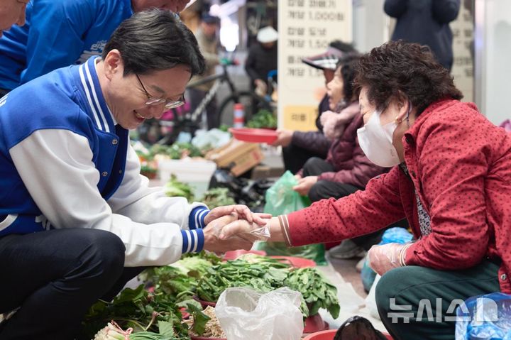 [함양=뉴시스]더불어민주당 김경수 경남도지사 후보가 7일 오전 함양군 지리산함양시장을 방문해 시장 상인들과 악수하고 있다.(사진김경수호보선거사무소 제공) 2026.04.07. photo@newsis.com