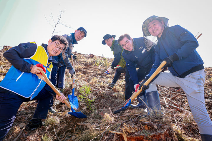 [세종=뉴시스] 한국중부발전은 제81회 식목일을 맞아 7일 보령시 오서산 일원에서 개최된 '탄소흡수원 조성행사'에 참여했다고 밝혔다. (사진=중부발전 제공) 2026.04.07. photo@newsis.com *재판매 및 DB 금지