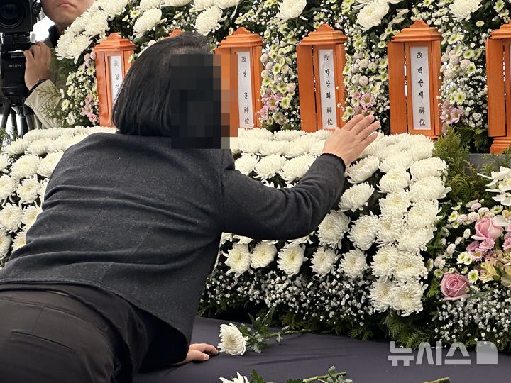 [대전=뉴시스] 김도현 기자 = '대전 안전공업 화재 참사' 유족이 7일 대전 대덕구 문평동에 마련된 희생자 14명의 합동분향소에서 오열하고 있다. 2026.04.07. kdh1917@newsis.com