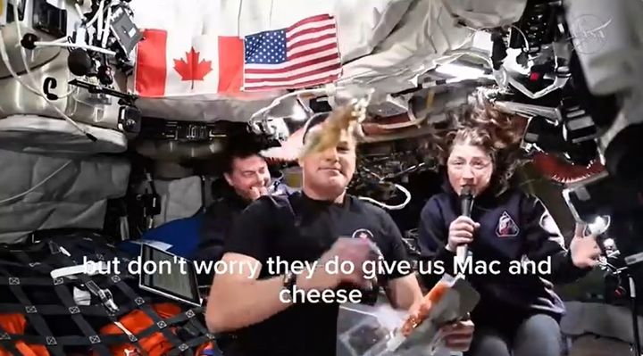 [서울=뉴시스] 아르테미스 2호 임무를 수행하기 위해 우주로 떠난 우주비행사들이 우주 식단을 소개하고 있다. 무중력 상태에서 파우치 형태의 음식들이 둥둥 떠다니는 모습. (사진=미 NASA 공식 채널) 2026.04.07. photo@newsis.com *재판매 및 DB 금지