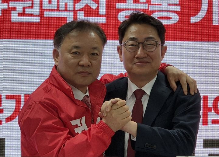  [안동=뉴시스] 권백신 전 예비후보가 권광택 예비후보 지지를 선언하며 포옹하고 있다. (사진=권광택 예비후보 선거사무소 제공) 2026.04.07. photo@newsis.com *재판매 및 DB 금지