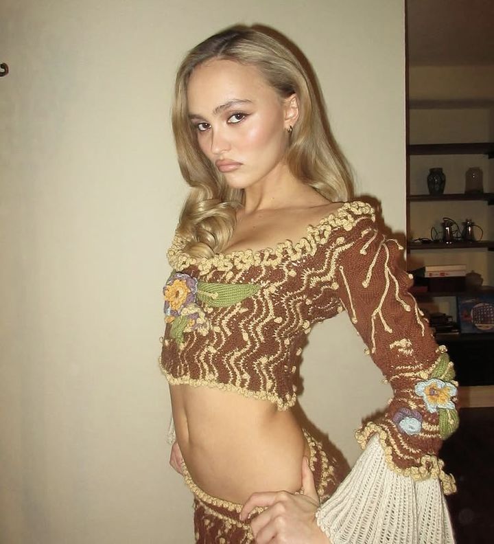 [서울=뉴시스]젠지 파우트 표정을 짓고 있는 영화배우 릴리 로즈 댑. 입술을 살짝 내밀고 힘을 뺀 눈빛으로 ‘무심한 듯한’ 분위기를 연출한 것이 특징이다. (사진출처: 인스타그램 @lilyrose_depp)2026.04.07.