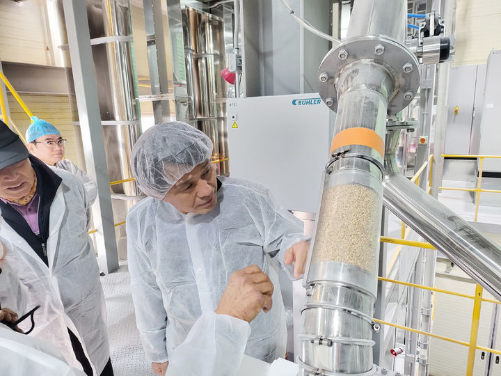 [구례=뉴시스] 농촌진흥청이 본격적인 밀 생육 시기를 맞아 재배 상황을 점검하고 국산 밀 전용 중소형 제분 시설의 현황을 살폈다. (사진 = 농진청 제공) 2026.04.07. *재판매 및 DB 금지