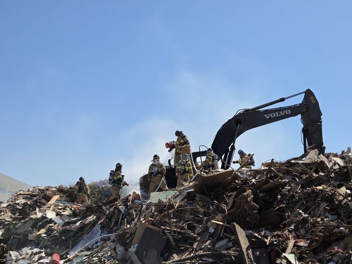 [군산=뉴시스] 7일 오후 1시58분께 전북 군산시 오식도동의 폐기물 재활용 공장에서 가동하던 굴착기에서 불이 나 전소되자 소방대원들이 굴착기를 살펴보고 있다. (사진=전북도소방본부 제공) 2026.04.07. photo@newsis.com *재판매 및 DB 금지