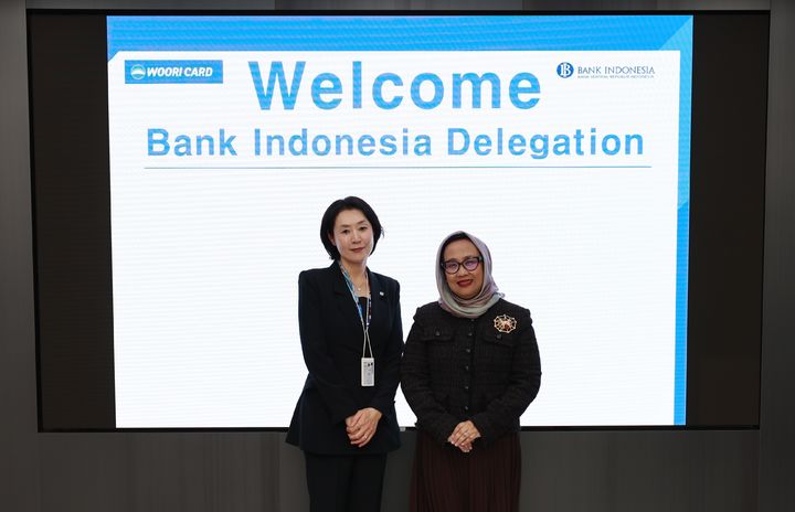 [서울=뉴시스] 지난 6일 광화문 본사에서 진행된 한-인니 QR결제 서비스 오픈 기념 미팅에서 이종희 OP혁신본부장(왼쪽)과 피트리아 이르미 트리스와티 인도네시아 중앙은행 지급결제국장이 기념사진을 촬영하고 있다. (사진=우리카드 제공) 2026.04.07. photo@newsis.com *재판매 및 DB 금지