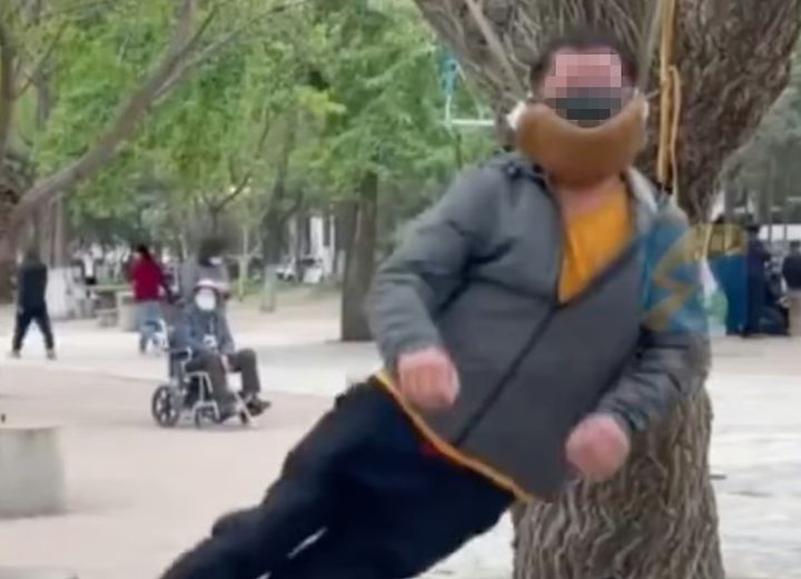 [서울=뉴시스]중국에서 경추 통증을 완화하겠다며 나무 등에 목을 매달고 공중에 뜨는 이른바 '목매달기 운동'이 젊은 층 사이에서 유행하고 있다. (사진=웨이보) *재판매 및 DB 금지