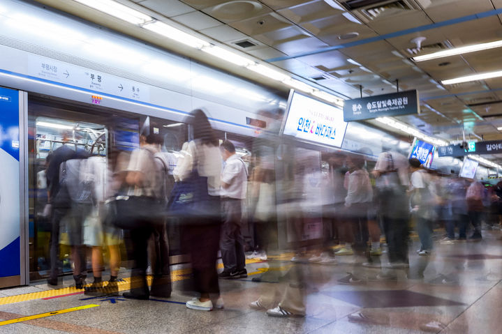 [인천=뉴시스] 인천지하철을 이용하는 시민들. (사진=인천교통공사 제공) 2026.04.07. photo@newsis.com *재판매 및 DB 금지