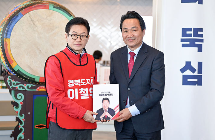 [안동=뉴시스] 안승대 전 포항시장 예비후보가 7일 이철우 경북지사 예비후보 사무실을 찾아 지지를 나타내고 있다. (사진=이철우 후보측 제공) 2026.04.07. photo@newsis.com *재판매 및 DB 금지