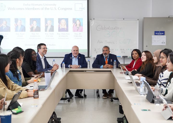 [서울=뉴시스] 지난 2일 이화여대에 방문한 미국 연방 하원의단과 학생들이 수업에서 대화하고 있다. (사진=이화여대 제공) 2026.04.07. photo@newsis.com *재판매 및 DB 금지