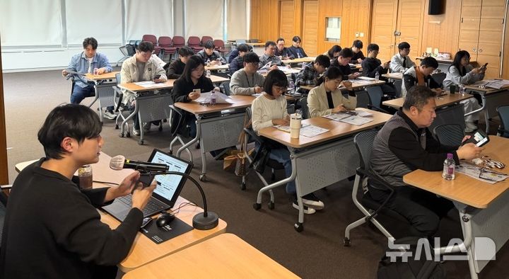 [포항=뉴시스] = 7일 불법 광고물 자동 경고 발신 시스템 운용 및 역량 강화 교육. 2026.04.07. photo@newsis.com