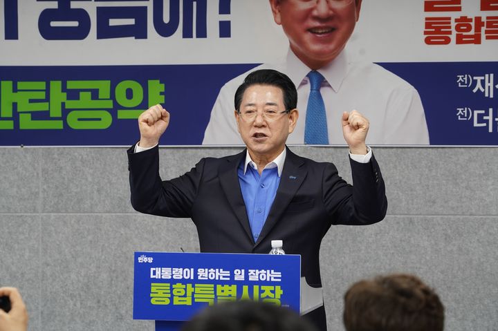 [무안=뉴시스] 김영록 더불어민주당 전남광주통합특별시장 예비후보가 7일 전남 서부권을 찾아 지역 발전 공약을 발표하고 있다. (사진 = 김 후보 측 제공). 2026.04.07. photo@newsis.com *재판매 및 DB 금지