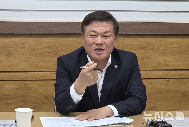 [정읍=뉴시스] 7일 정읍시청 기자실에서 간담회를 연 이학수 정읍시장이 농지법 위반 위혹에 대해 설명하고 있다. 2026.04.07. kjh6685@newsis.com *재판매 및 DB 금지