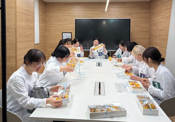 [서울=뉴시스] 삼육보건대 뷰티융합과 P-TECH 24학번 학생들이 교내에 모여 있다. (사진=삼육보건대 제공) 2026.04.07. photo@newsis.com *재판매 및 DB 금지