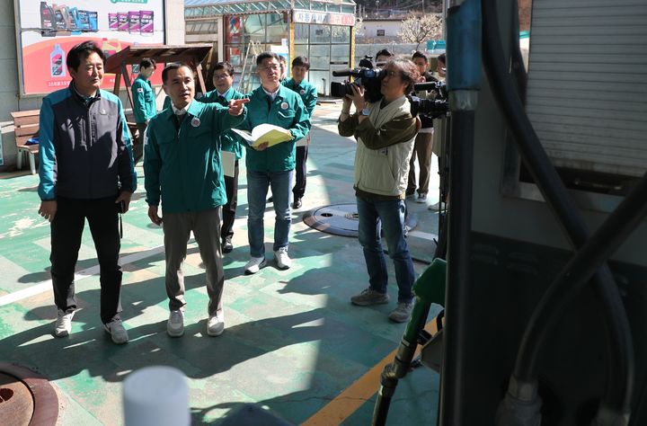 [춘천=뉴시스] 7일 강원특별자치도(도지사 김진태)는 중동 전쟁 여파에 따른 국제 유가 상승으로 도민 생활비 부담이 커짐에 따라 이날 도내 주유소 현장 점검에 나섰다고 밝혔다. 강원특별자치도 제공. *재판매 및 DB 금지