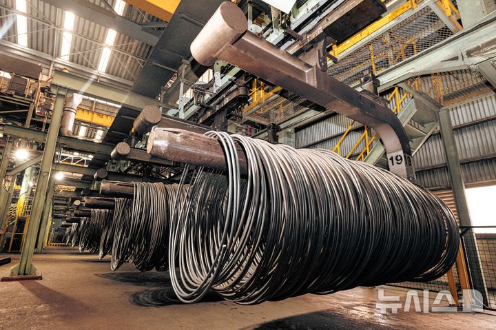 [포항=뉴시스] 안병철 기자 = 포스코 포항제철소가 세계 최초로 23㎜급 대형 '현가용 스프링강' 양산에 들어갔다.(사진=포스코 제공) 2026.04.07. photo@newsis.com