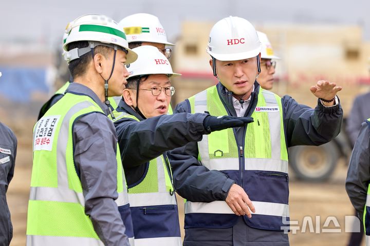 [서울=뉴시스] IPARK현대산업개발 정경구 대표이사(왼쪽에서 두 번째)가 지난 3일 운정 아이파크 포레스트 현장에서 안전 점검을 진행했다. photo@newsis.com