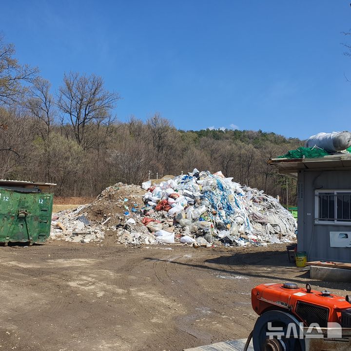 [시흥=뉴시스] 불법 폐기물 투기 적발 현장.(사진=시흥시 제공). 2026.04.07. Photo@newsis.com