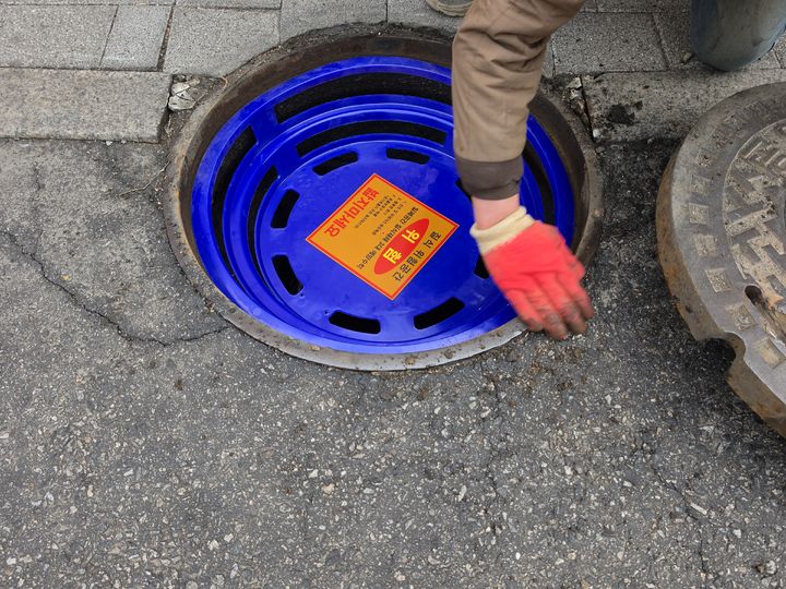 [뉴시스] 맨홀 출입경고시설 설치 후. (사진=서울시 제공) *재판매 및 DB 금지