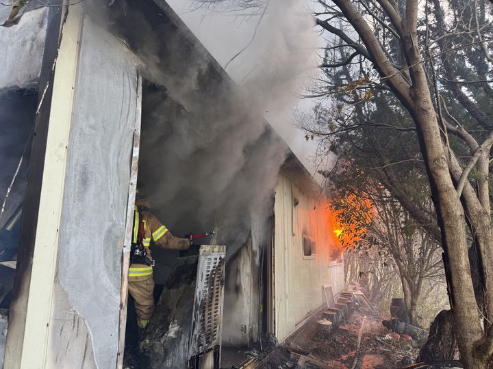 [부산=뉴시스] 7일 오후 부산 기장군의 한 주거용 농막에서 불이 나 70대 거주자가 사망했다. (사진=부산소방재난본부 제공) 2026.04.07. photo@newsis.com *재판매 및 DB 금지