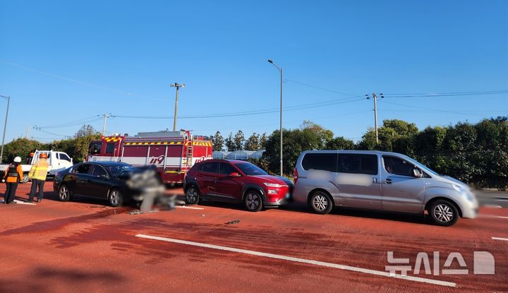 [제주=뉴시스] 7일 오후 제주 서귀포시 남원읍 소재 교차로에서 차량 4대가 잇따라 충돌하는 사고가 발생해 경찰과 소방당국이 수습에 나서고 있다. (사진=제주소방안전본부 제공) 2026.04.07. photo@newsis.com