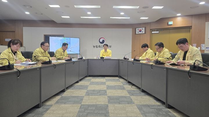 [세종=뉴시스] 농림축산식품부는 7일 강동윤 농촌소득에너지정책관 주재로 봄철 저온 피해 최소화를 위한 긴급 점검회의를 개최했다고 밝혔다. (사진=농식품부 제공) 2026.04.07. photo@newsis.com *재판매 및 DB 금지