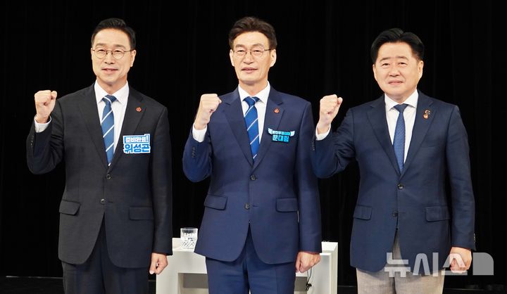 [제주=뉴시스] 오영재 기자 = 더불어민주당 위성곤(왼쪽부터), 문대림, 오영훈 제주도지사 경선후보가 7일 오후 KBS제주방송총국에서 열린 더불어민주당 제주도지사선거 경선후보 토론회에서 기념촬영하고 있다. 2026.04.07. oyj4343@newsis.com 