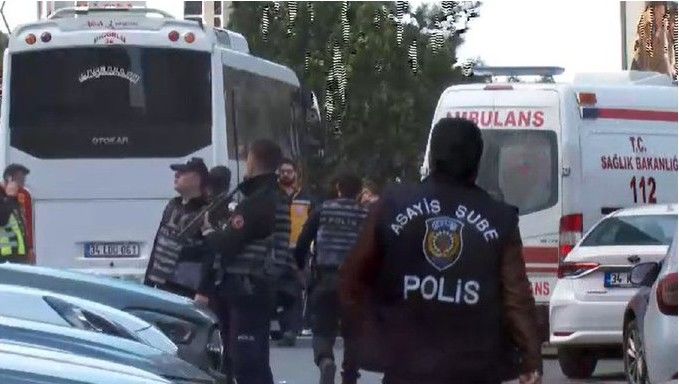 [서울=뉴시스]이스라엘 총영사관이 입주해 있는 튀르키예 이스탄불의 건물에서 7일 총격전이 발생해 공격범 2명이 사망하고 경찰관 1명이 부상했다고 튀르키예의 하베르투르크 방송이 보도했다. 사진은 튀르키예 경찰이 총격전 후 이스라엘 영사관이 입주한 건물 주변을 봉쇄하고 경계를 서는 모습. <사진 출처 : VIN뉴스닷컴> 2026.04.07.