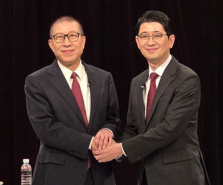 [부산=뉴시스] 국민의힘 박형준 부산시장(왼쪽)과 주진우 국회의원은 7일 부산 해운대구 KNN에서 국민의힘 중앙당 공천관리위원회가 주최한 당내 경선 3차 비전토론회에서 참석해 악수를 하고 있다. (사진=박형준 부산시장 경선 캠프 제공) 2026.04.07. photo@newsis.com *재판매 및 DB 금지