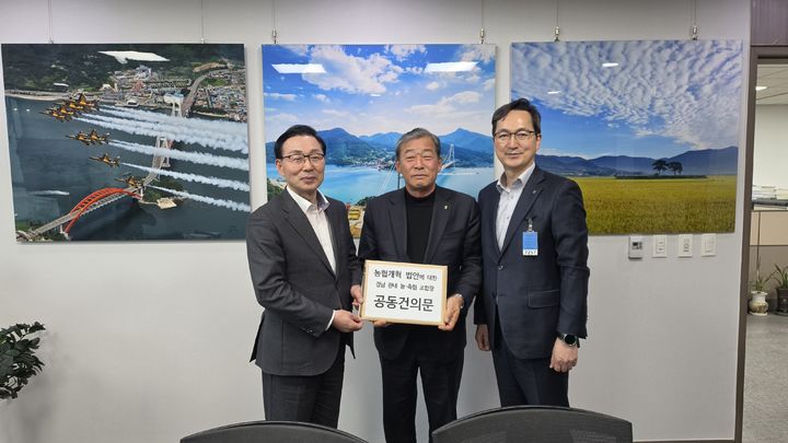 [창원=뉴시스]경남 농축협, 농협법 개정 관련 건의문 전달. 왼쪽에서 두번째부터 오흥식 지리산청학농협조합장(농협중앙회이사), 조청래 농협중앙회 기획상무(사진=경남농협 제공) 2026.04.07.photo@newsis.com *재판매 및 DB 금지