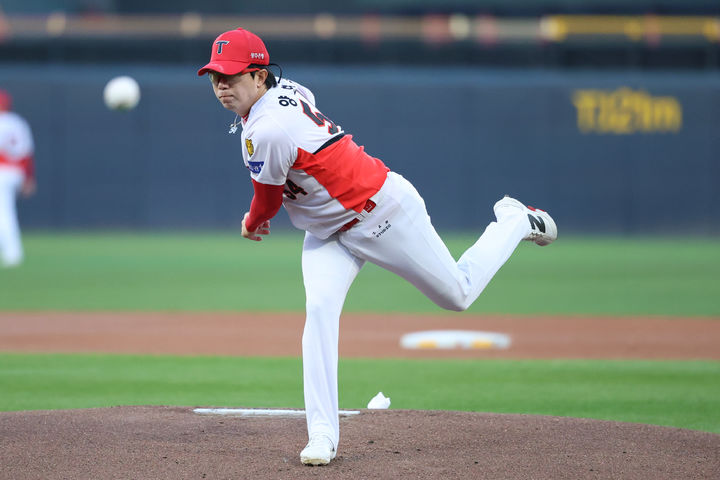 [서울=뉴시스] 프로야구 KIA 타이거즈 양현종이 7일 광주-기아 챔피언스필드에서 열린 2026 신한 쏠 KBO리그 삼성 라이온즈전에 선발 등판해 공을 던지고 있다. (사진=KIA 타이거즈 제공) 2026.04.07.