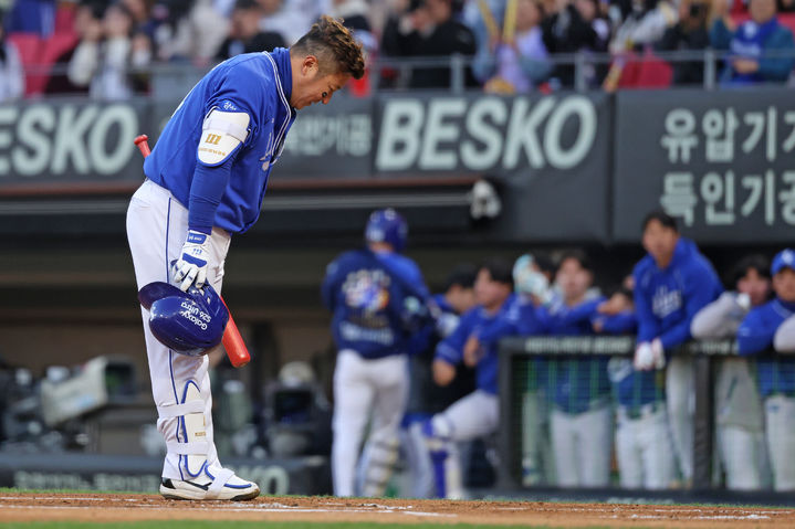 [서울=뉴시스] 프로야구 삼성 라이온즈 최형우가 7일 광주-기아 챔피언스필드에서 열린 2026 신한 쏠 KBO리그 KIA 타이거즈전 첫 타석에 나서 KIA 팬들에게 인사를 하고 있다. (사진=삼성 라이온즈 제공) 2026.04.07.