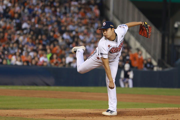 [서울=뉴시스] 프로야구 두산 베어스 양재훈이 4일 서울 잠실구장에서 열린 2026 신한 쏠 KBO리그 한화 이글스와의 경기에 불펜 등판해 공을 던지고 있다. (사진=두산 베어스 제공) 2026.04.04. *재판매 및 DB 금지
