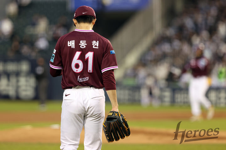 [서울=뉴시스] 프로야구 키움 히어로즈 배동현이 7일 서울 잠실구장에서 열린 2026 신한 쏠 KBO리그 두산 베어스에 선발 등판해 숨을 고르고 있다. (사진=키움 히어로즈 제공) 2026.04.07. *재판매 및 DB 금지