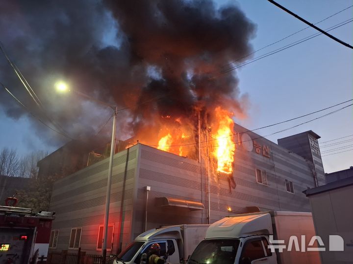 [경주=뉴시스] 경주시 외동읍 위탁 급식업체 창고 화재 현장 (사진=경주소방서 제공) 2026.4.7. photo@newsis.com