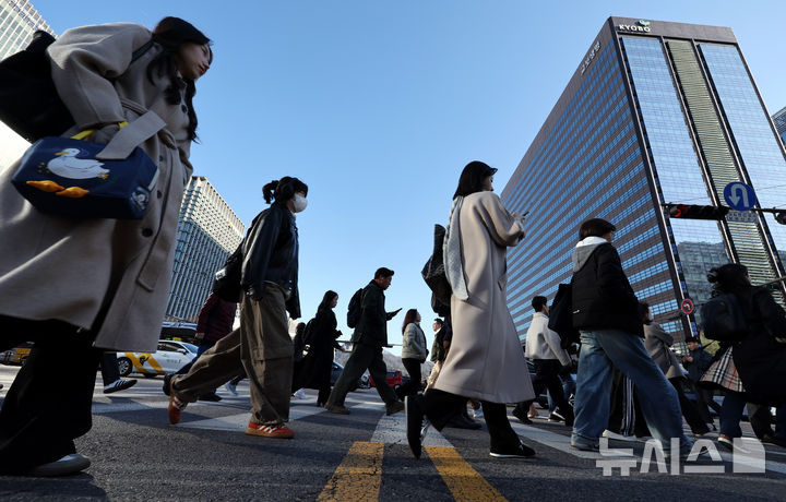 [서울=뉴시스] 박주성 기자 = 꽃샘추위가 찾아온 7일 오전 서울 광화문 사거리에 시민들이 발걸음을 옮기고 있다. 기상청은 예보에서 "아침 기온은 전날보다 5~10도 가량 떨어져 내륙을 중심으로 0도 안팎을 보이겠다"며 "바람도 강하게 불어 체감온도는 더욱 낮겠다"고 밝혔다. 2026.04.07. park7691@newsis.com